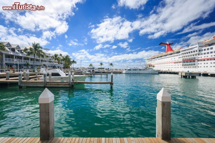 Immagine Crociera sulla Carnival Ecstasy, Key West - Su questa bella nave da crociera della Carnival Cruise Lines, la seconda della Fantasy Class, si possono raggiungere e visitare gli incantevoli paesaggi di Key West. Dopo il terribile uragano Katrina, la Carnival Ecstasy costruita in Finlandia, è stata utilizzata per sei mesi come abitazione provvisoria per i senzatetto © Gil.K / Shutterstock.com