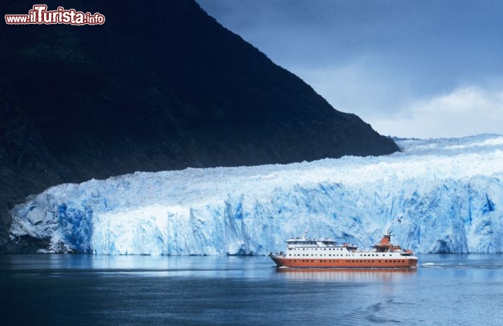 Immagine Una Crociera alla Laguna San Rafael in Cile. le barche in genere provengono da Puerto Chacabuco, ma vengono organizzati tour con partenze direttamente da Puerto Montt. In questo caso l'escursione ha una durata di almeno 2-3 giorni, visto le grandi distanze da coprire - © AISPIX by Image Source / Shutterstock.com