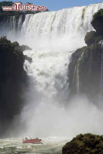 Immagine Crociera adrenalinica sotto le cascate di Igauzù in Brasile - © Procy / Shutterstock.com