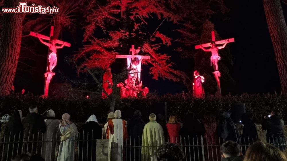 Immagine La scena della Crocifissione alla passione vivente di San Costantino calabro.