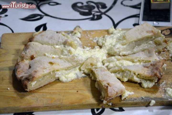 Immagine un piatto forto della cucina georgiana nello Svaneti: il Khachapuri, la focaccia al formaggio come ci è stato offerto in una casa di Mestia nel Caucaso occidentale (Georgia)