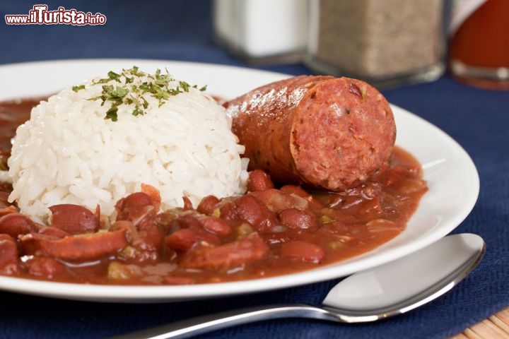 Immagine Riso e fagioli rossi, cucina tipica di New Orleans - Per vivere al meglio l'atmosfera di questa città della Louisiana consigliamo di assaggiarne alcuni piatti della gastronomia tradizionale fra cui zuppa piccante con riso, gamberi e fagioli e quella a base di carne o frutti di mare con aggiunta di peperoni e cipolle. Da non perere neppure i famosi gamberi della Lousiana stufati e accompagnati dall'immancabile riso - © HG Photography /