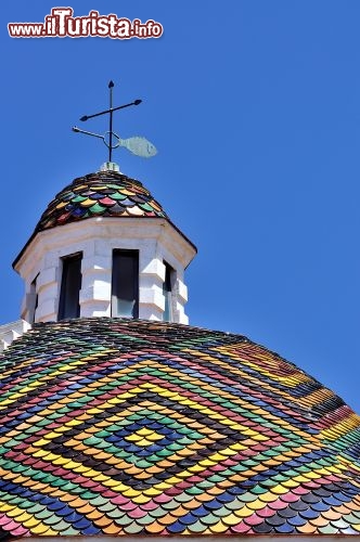 Immagine Cupola della chiesa di San Michele ad Alghero, prov. di Sassari, Sardegna. La chiesa, pregevole esemplare di stile barocco, esisteva già nel XIV secolo ma solo nel 1612 assunse le forme attuali. La cupola a pianta ottagonale, ormai diventata uno dei simboli distintivi della città, fu rivestita di mattonelle colorate nel 1950 su progetto di Antonio Simon Mossa e Filippo Figari - © Sfocato / Shutterstock.com
