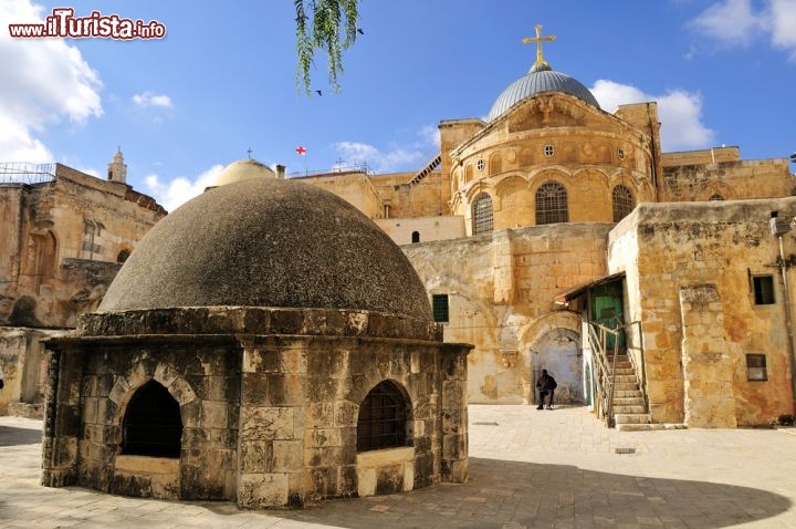 Immagine La cupola del Santo Sepolcro di Gerusalemme, all'interno della Città Vecchia, dove Cristo fu sepolto e dove avvenne la Risurrezione - © Martin Froyda / Shutterstock.com