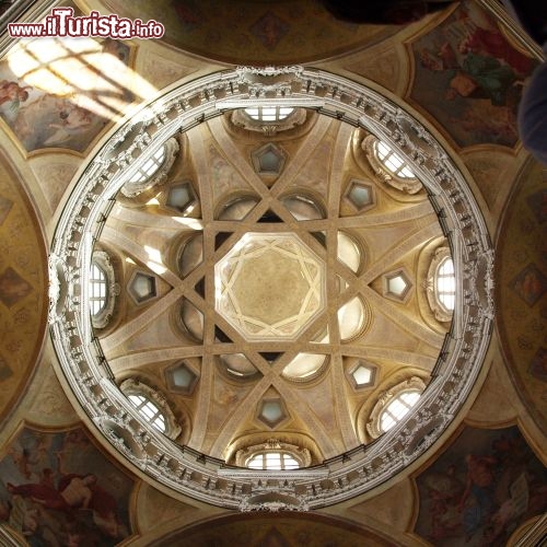 Immagine La Chiesa di San Lorenzo di Torino è nota anche come Real Chiesa di San Lorenzo, poiché fu voluta dai Savoia per celebrare la vittoria della Battaglia di San Quintino. Si trova in Piazza Castello e la cupola (nella foto) è il  solo elemento che dall'esterno fa intuire che si tratti di una chiesa: l'edificio di culto è infatti privo di facciata e si confonde coi palazzi circostanti. Dotarlo di facciata avrebbe probabilmente spezzato l'armonia architettonica della piazza - © Claudio Divizia / Shutterstock.com