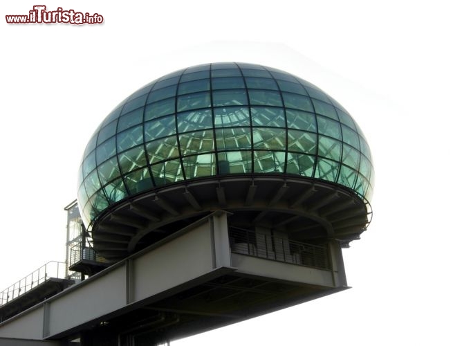 Immagine La Bolla di acciaio e cristallo in cima al Lingotto di Torino, uno dei più importanti ex stabilimenti produttivi della FIAT. La grande cupola progettata da Renzo Piano è sospesa a 40 metri di altezza sopra la Torre Sud e ospita una sala panoramica dove si svolgono riunioni, incontri, cene e altri eventi, capace di ospitare 25 persone - © r69photo / Shutterstock.com