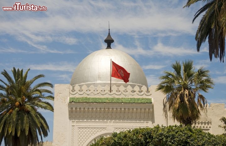 Immagine Cupola della moschea di Sousse e bandiera della Tunisia - © rj lerich / Shutterstock.com