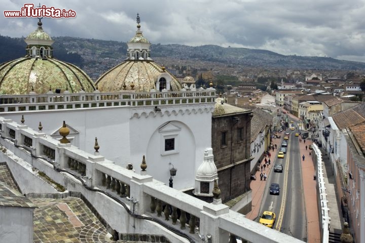 Immagine Le cupole della Chiesa di Santo Domingo a Quito, Ecuador. Cominciata nel 1580 sotto la direzione di Francisco Becerra e completata nel corso del Seicento, la chiesa è caratterizzata da un tetto in stile mudejar e da opere d'arte di pregio all'interno - © Steve Allen / Shutterstock.com