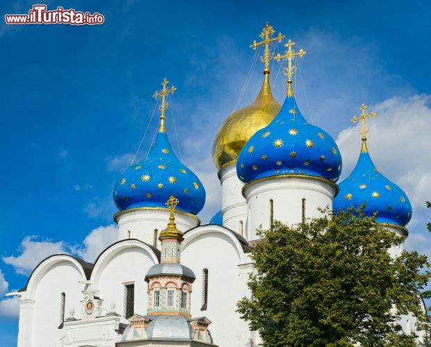 Immagine Le spettacolari cupole stellate della Chiesa dall'Annunciazione, preso il Monastero della Trinità a Sergiev Posad, in Russia, il complesso monastico iniziato dalla figura mistica di San Sergio - © ProfStocker / Shutterstock.com