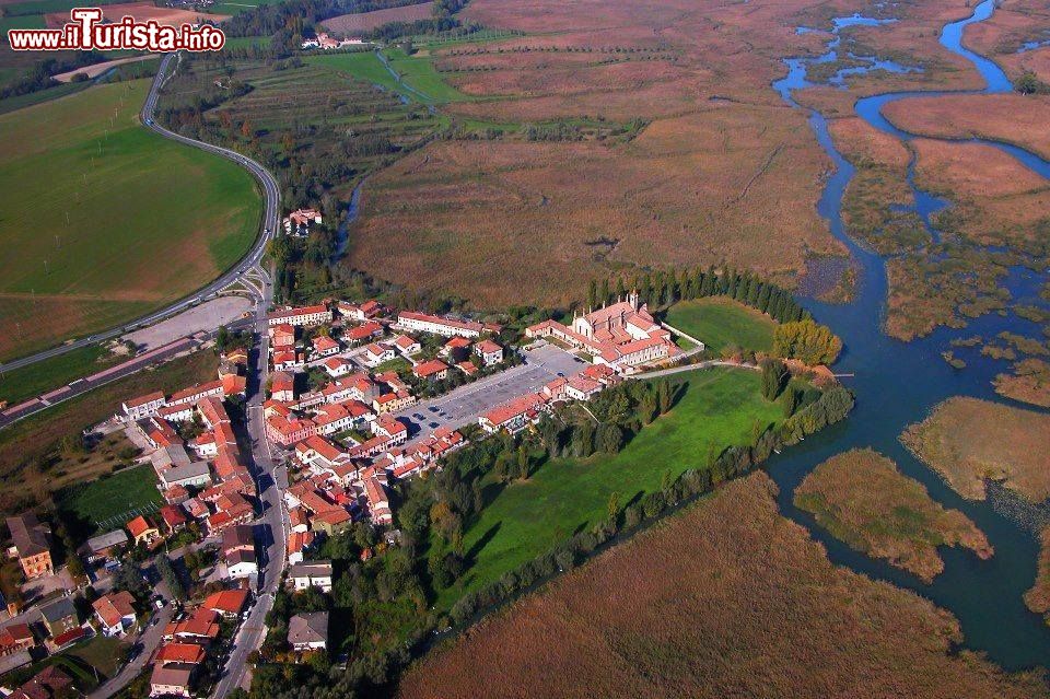 Immagine Vista aerea di Curtatone e il Santuario Madonna delle Grazie nei pressi del fiume Mincio