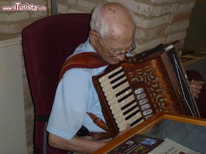 Immagine Castelfidardo: Custode del Museo della Fisarmonica, ci suona un pezzo