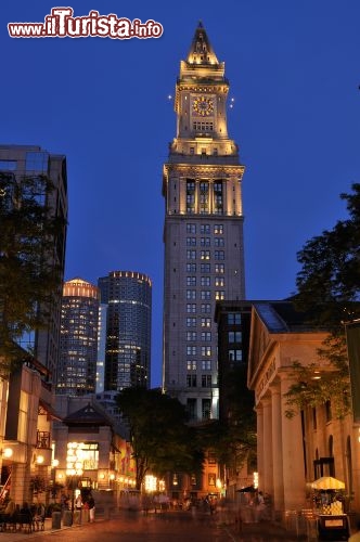 Immagine Il Custom House Tower (ora Marriott's Custom House Hotel) è un grattacielo di Boston in McKinley Square, costruito a partire dalla metà dell'Ottocento, che con un'altezza di 151 metri si classifica 17° tra i giganti della città - © Jorge Salcedo / Shutterstock.com