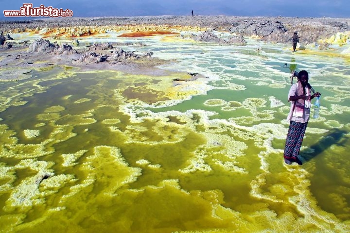 Immagine Dallol in Dacalia Etiopia con le colorate croste di sale -  Foto di Giulio Badini