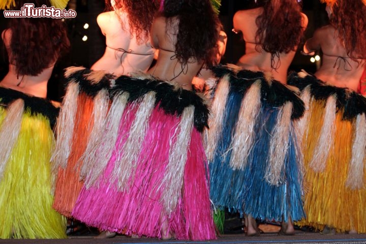 Immagine Danza polinesiana a Honolulu. Le isole Hawaii, uno dei 50 stati dell'unione americana (USA) fanno parte della grande nazione polinesiana, che racchiude migliaia di isole a nord e sud dell'equatore, in mezzo all'Oceano Pacifico  - © col / Shutterstock.com
