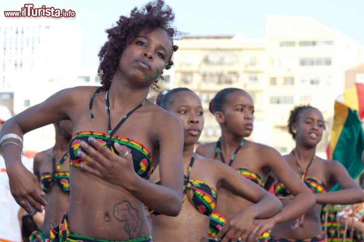 Immagine Danzatori di Carnevale nella città di Praia a Capo Verde. L'arcipelago vive con grande entusiasmo questa festa, anche grazie alle contaminazioni caraibiche e brasiliane - © Alexander Manykin / Shutterstock.com