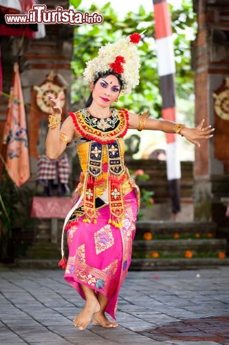 Immagine Danzatrice balinese si esibisce a a Batubulan Bali (Indonesia) - © magicinfoto / Shutterstock.com