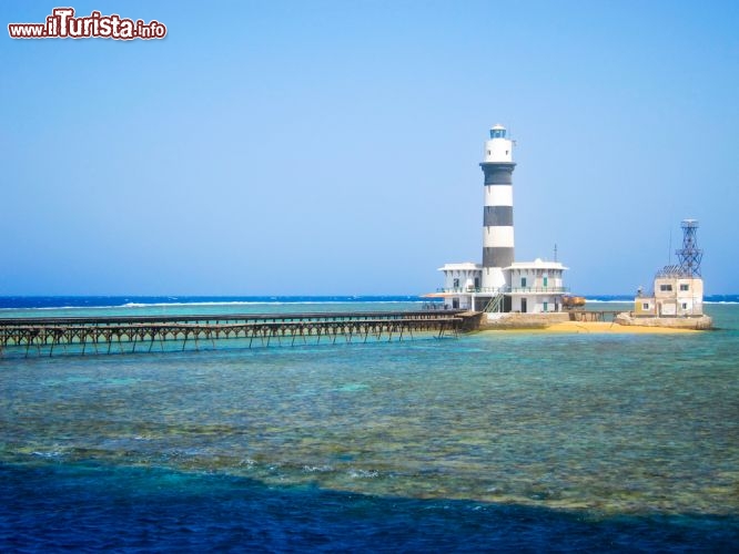 Immagine Il faro del Deadalus Reef: questa barriera corallina si trova lontano dalla costa ed è pertanto pericolosa per la navigazione. Siamo nella regione di Berenice, nella porzione più a sud del Mar Rosso in Egitto - © QArts / Shutterstock.com