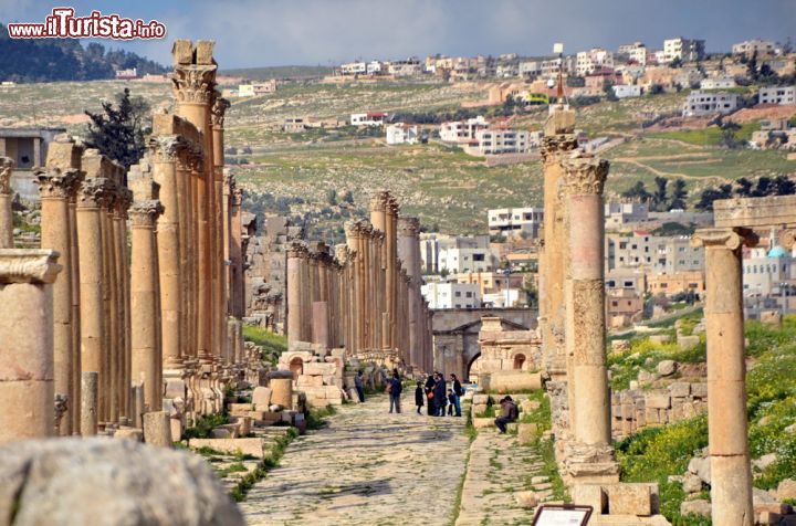 Immagine Il lungo Decumano della città di Gerasa, nel nord della Giordania