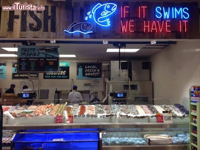 Immagine Interno di un Fairway Market di New York City, Stati Uniti. Bancone del pesce in un supermercato della catena Fairway