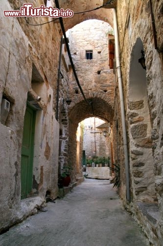 Immagine Uno  scatto dentro al Castello di Chios, nell'omonima isola della Grecia nord-orientale. L'antico castello, che dall'alto domina il porto, venne fondato dai Bizantini nel IX secolo e modificato dai Genovesi nel XV secolo: ancora adesso, lungo le mura, si riconosce qua e là lo stemma genovese con tre torri e un'aquila. Per accedere alla città vecchia varcate la Porta Maggiore realizzata dai Veneziani alla fine del Seicento - © Simon Pedersen / Shutterstock.com