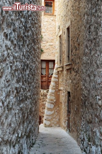 Immagine Viuzze di Tourrettes sur Loup, Costa Azzurra - Uno dei suggestivi vicoli acciottolati del centro storico di questo paesino francese che conta poco meno di 4 mila abitanti © Laborant / Shutterstock.com