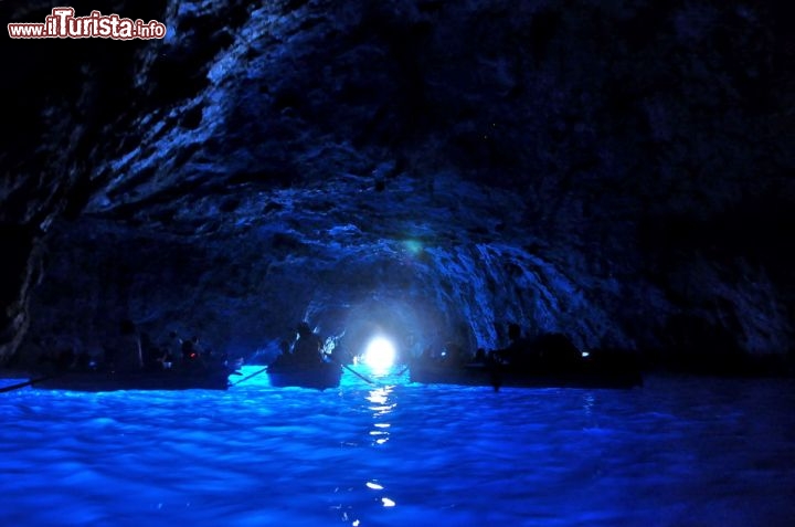 Immagine Dentro la Grotta azzurra Capri, il fascino delll'acqua blu elettrica e le barche a remi