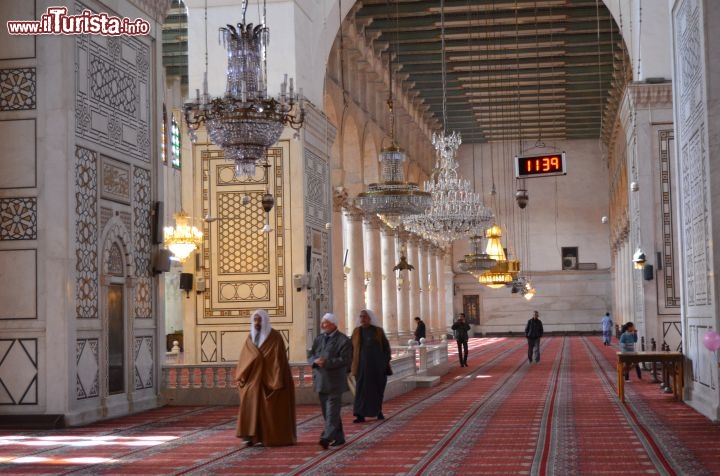 Immagine Dentro la moschea degli Omayyadi a Damasco  in Siria, qui dentro sono conservate le relique di San Giovanni Battista - Foto di Monia Savioli