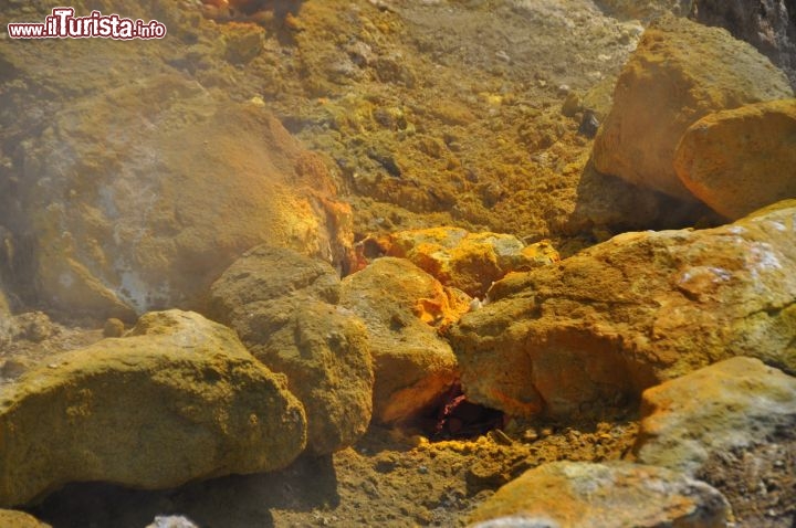 Immagine Depositi di zolfo nella Solfatara di Pozzuoli