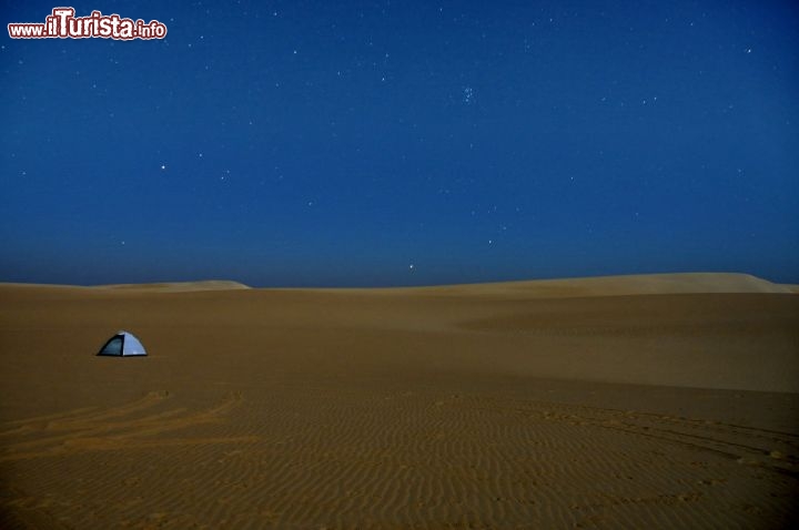 Immagine Deserto di Abu Muharrik: il cielo stellato sopra le dune. Il campo tendato è la tappa obbligata per la Djara Cave  - In collaborazione con I Viaggi di Maurizio Levi