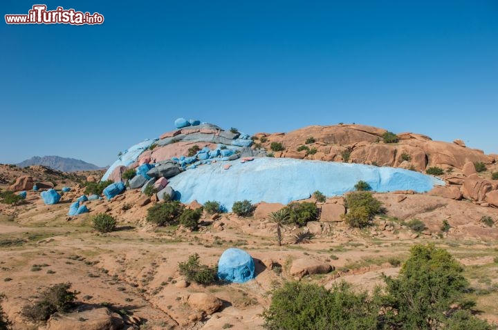 Immagine Deserto Colorato a Tafrout (Marocco) tra le montagne dell' Anti Atlante. Si tratta del lavoro di un artista Belga, che le dipinse nel 1984 - © javarman / Shutterstock.com