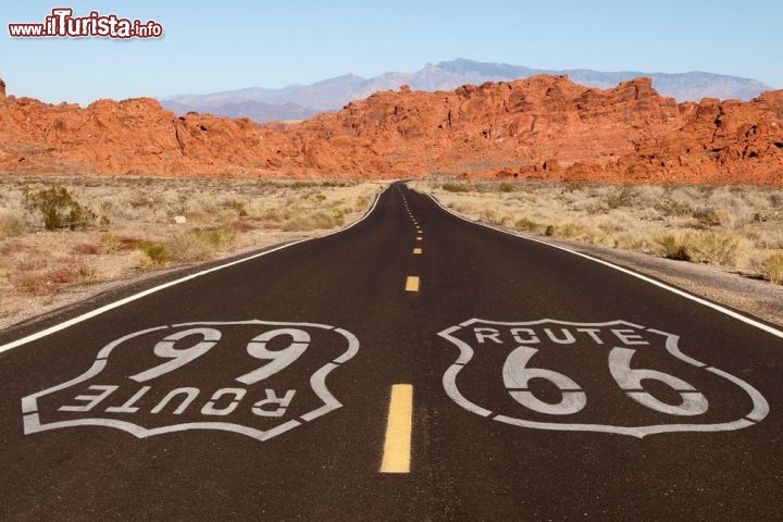 Immagine Deserto del Mojave, il nastro nero d'asfalto della mitica Route 66, la storica strada USA che collega Chicago con Santa Monica in California - © trekandshoot / Shutterstock.com