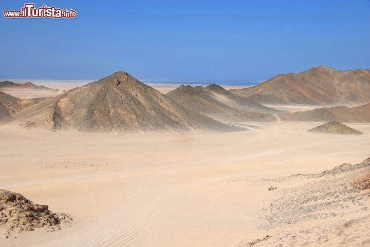 Immagine Il Deserto del Sahara, nel tratto egiziano ad est del Nilo, prende il nome di Deserto Orientale. Siamo nei pressi di Hurghada, la famosa località balneare del Mar Rosso - © JulijaSapic_Portfolio / Shutterstock.com