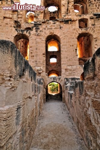 Immagine Dettaglio dell'interno dell'Anfiteatro di El Jem, l'antica Thysdrus dei romani. La foto è stata scattata all'alba, nelle regione di Mahdia in Tunisia - © Igor Grochev / Shutterstock.com
