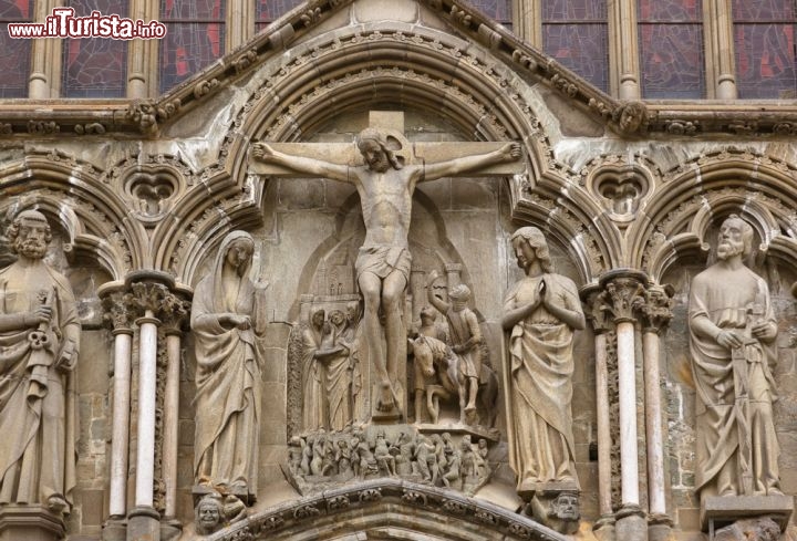 Immagine Dettaglio della Cattedrale di Trondheim: la chiesa gotica è chiamata Nidarosdomen e si trova nel centro della Norvegia - © Tatiana Popova / Shutterstock.com