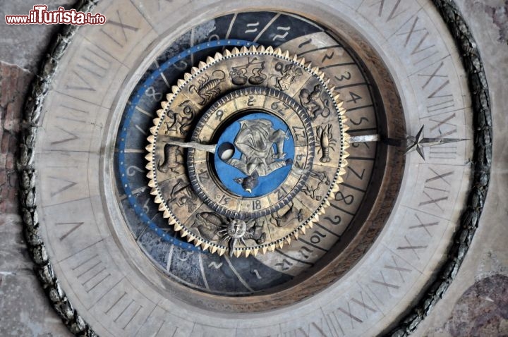 Immagine Dettaglio Orologio Astronomico di Piazza delle Erbe a Mantova, Lombardia - © Enrico Montanari / ilturista.info
