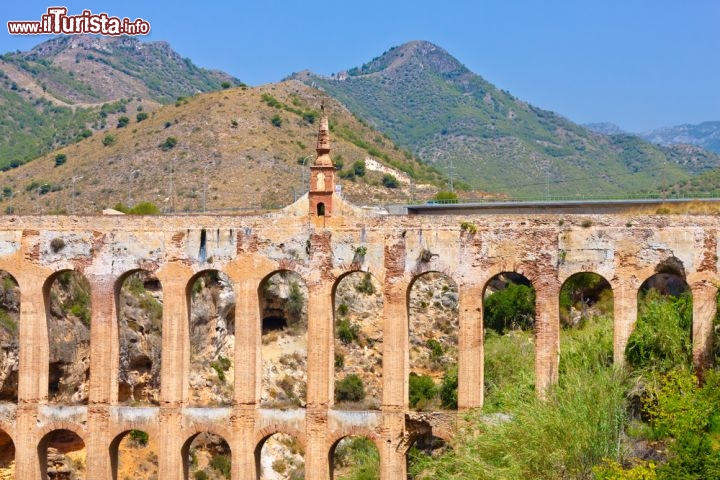 Immagine Dettaglio dell'acquedotto di Nerja in Andalusia, Spagna - Conosciuto anche con il nome di Ponte dell'Aquila, l'omonimo acquedotto di Nerja fu costruito nel XIX° secolo. Edificata su una scogliera fra le insenature di sabbia, questa località spagnola della Costa del Sol ha belle stradine che le conferiscono un grande fascino a dispetto della speculazione immobiliare che caratterizza purtroppo la zona. L'acquedotto ancora in uso si presenta con quattro piani di arcate sovrapposte © S.Borisov / Shutterstock.com