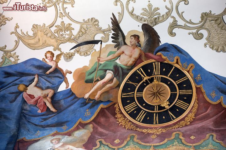 Immagine Dettaglio affresco e orologio della chiesa di San Martino a Biberach an der Riss (Germania). In realtà la chiesa ha due distinti orologi, uno per i fedeli cattolici e l'altro per i protestanti