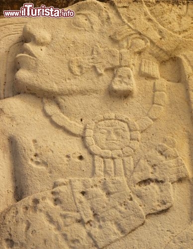 Immagine Dettaglio da un bassorilievo a Palenque (Chiapas, Messico) che raffigura un prigioniero Maya - © Dave Rock / Shutterstock.com