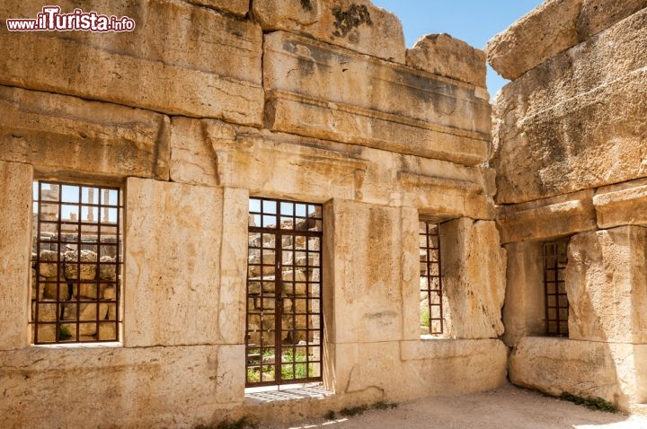 Immagine Dettaglio del castello di Alqla, nei pressidel borgo di Iraq Al Amir, periferia di Amman Giordania - © Anton_Ivanov / Shutterstock.com