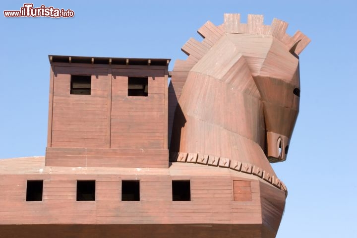 Immagine Dettaglio del grande cavallo di legno di Troia in Turchia. Si tratta di una struttura un po'eccessiva, ma che sicuramente fa sognare i bambini che altrimenti si annoierebbero nella visita degli scavi archeologici - © MaxFX / Shutterstock.com