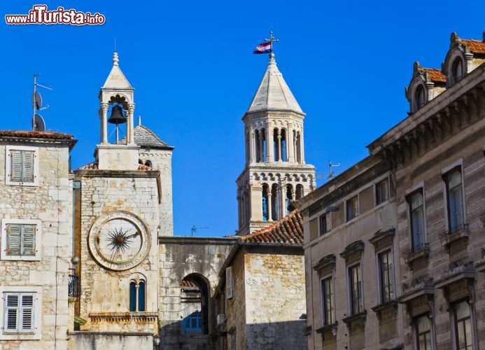 Immagine Un dettaglio dei palazzi storici nel centro di Spalato, in Croazia. La città vecchia coincide col Palazzo di Diocleziano, abbracciato dalle sue antiche mura, che comprende edifici romani, medievali, gotici e veneziani - © Tatiana Popova / Shutterstock.com