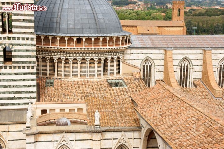 Immagine Un dettaglio della Cattedrale dell'Assunta a Siena (Toscana), capolavoro romanico-gotico realizzato a partire da metà del XII secolo. Nell'immagine la cupola coperta da lastre di piombo, con due ordini di logge alla base - © Massimiliano Pieraccini / Shutterstock.com