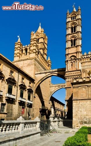 Immagine Un dettaglio della Cattedrale di Palermo, dedicata  alla Santa Vergine Maria Assunta, con gli archi in stile gotico-catalano che danno su via Bonello e il campanile - © IFelix / Shutterstock.com