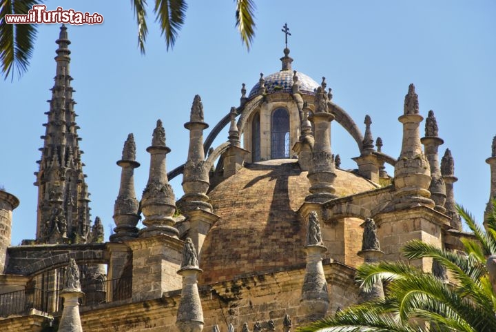 Immagine Un dettaglio della parte alta della Cattedrale di Siviglia. Dichiarata Bene Patrimonio dell'Umanità dall'UNESCO nel 1987, insieme all'Alcazàr e all'Archivio de Indias, fu costruita a partire dal 1401, sul terreno lasciato libero dalla demolizione dell'antica moschea Aljama - © Ashiga / Shutterstock.com