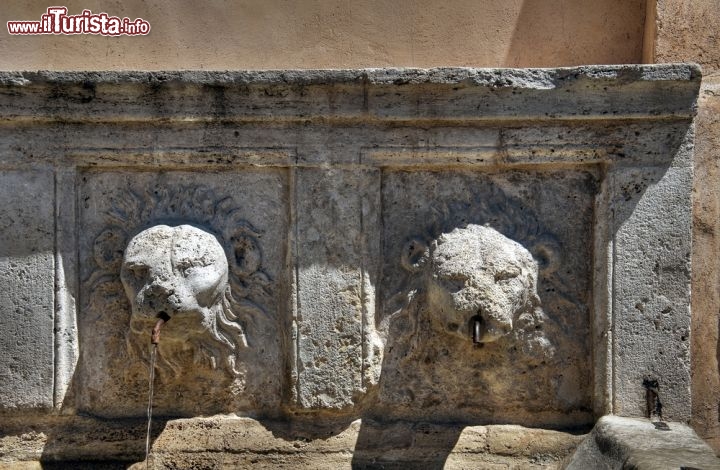 Immagine Dettaglio di Fonte San Rufino, detta anche Fonte dei Leoni. Fra gli itinerari più suggestivi che si possono percorrere nella città di Assisi ve n'è uno legato al tema dell'acqua. All'interno delle mura cittadine vi sono moltissime fonti e fontane artistiche ma anche pozzi, cisterne, abbeveratoi e modeste fontanelle, preziosi emblemi di come sia stata utilizzata nel corso dei secoli questa risorsa. La Fonte San Rufino reca la data del 1279 e il nome del Capitano del Popolo Bonifacio dei Samaritani - © Mi.Ti. / Shutterstock.com