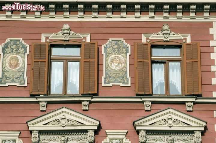 Immagine Dettaglio di un palazzo di Maribor, Slovenia - Lo stile architettonico che caratterizza la città di Maribor è quello che ricorda l'Austria degli Asburgo. Lo sviluppo economico della località iniziò proprio con gli Aburgo alla fine del XIII° secolo, dinastia che esercitò un controllo sull'area sino al 1918. Ancora durante la Seconda Guerra Mondiale la maggior parte della popolazione di Maribor era di lingua tedesca e non slovena © Dubravko Grakalic / Shutterstock.com