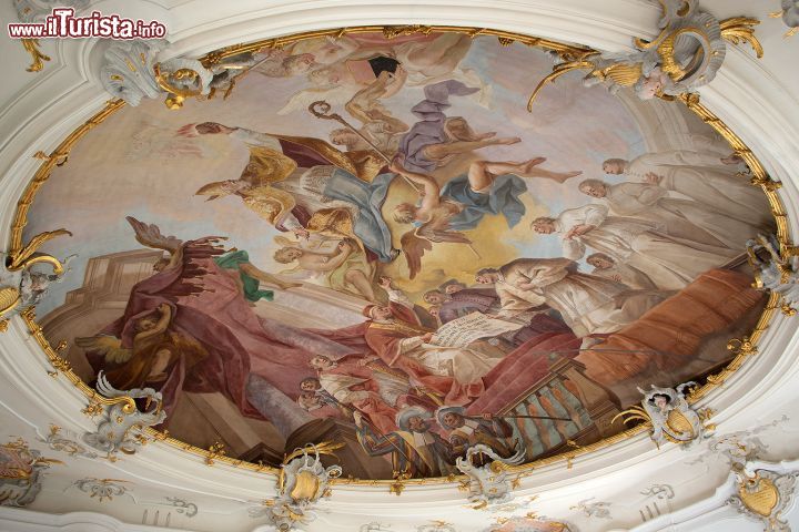 Immagine Dettaglio del soffitto affrescato della scalinata del monastero di Schussenried in Germania