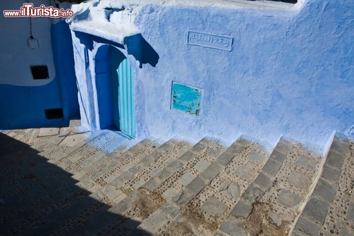 Immagine Dettaglio di una strada dipinta di azzurro a Chefchaouem in Marocco - © Juan G. Aunion / Shutterstock.com