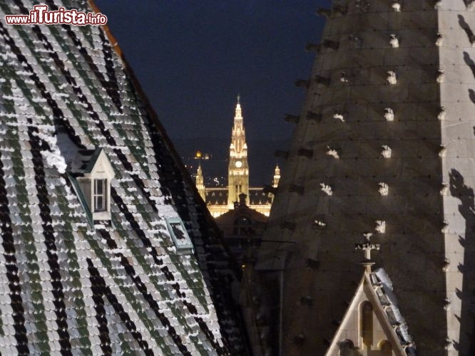 Immagine Dettaglio del tetto del Duomo di Vienna e Rathaus  sullo fondo