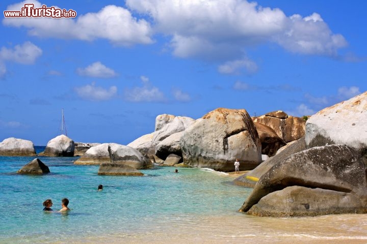 Immagine Devil's Bay - Una delle spiaggie più famose di Virgin Gorda. La spiaggia si trova all’interno del Parco Nazionale di The Baths e corrisponde con il punto di arrivo del sentiero che si percorre attraverso le famose rocce giganti - © Guendalina Buzzanca / thegtraveller.com